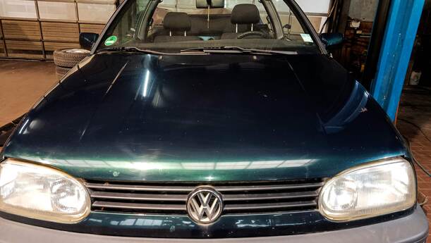 Foto: MOTORHAUBE eines VW Golf Cabrio 1.8 Cup