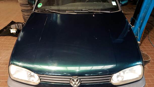 Foto: MOTORHAUBE eines VW Golf Cabrio 1.8 Cup
