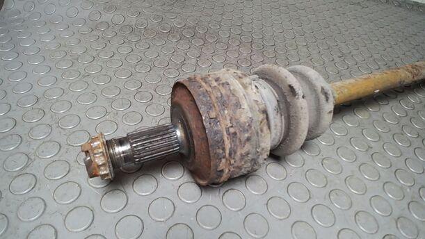Foto: ANTRIEBSWELLE HINTEN LINKS ( SCHALTGETRIEBE ) eines Mercedes-Benz 230 E Cup
