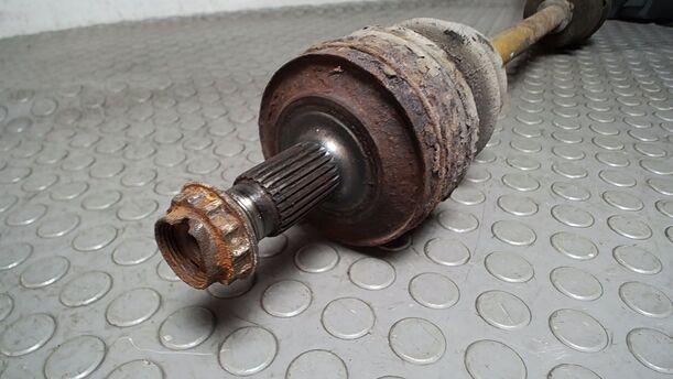 Foto: ANTRIEBSWELLE HINTEN LINKS ( SCHALTGETRIEBE ) eines Mercedes-Benz 230 E Cup