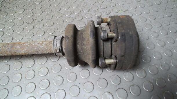 Foto: ANTRIEBSWELLE HINTEN LINKS ( SCHALTGETRIEBE ) eines Mercedes-Benz 230 E Cup