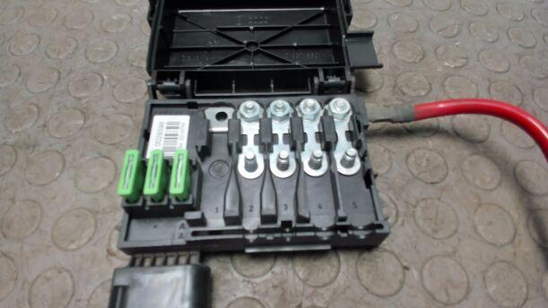 Foto: SICHERUNGSKASTEN BATTERIE eines VW Golf 1.4 Cup