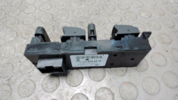 Foto: FENSTERHEBERSCHALTER  VORN LINKS eines VW Golf 1.4 Cup
