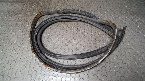 Foto: TÜRDICHTUNG VORN LINKS eines Mercedes-Benz 230 E Cup