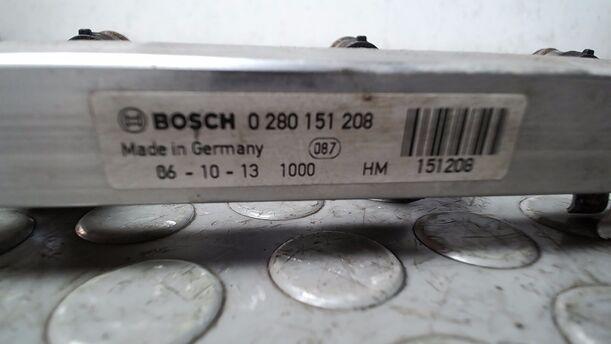 Foto: KRAFTSTOFFVERTEILER/ EINSPRITZDÜSEN eines Opel Corsa 1.2 16V Cup