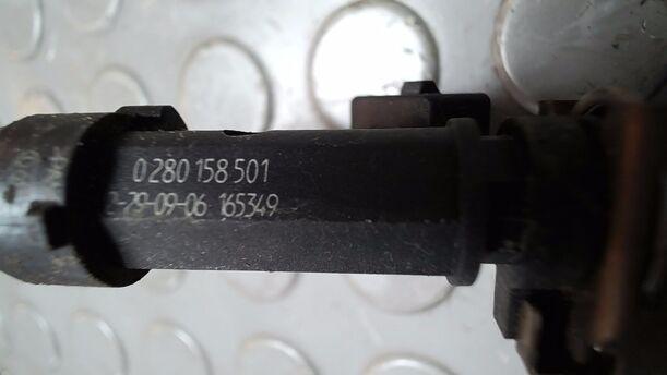 Foto: KRAFTSTOFFVERTEILER/ EINSPRITZDÜSEN eines Opel Corsa 1.2 16V Cup