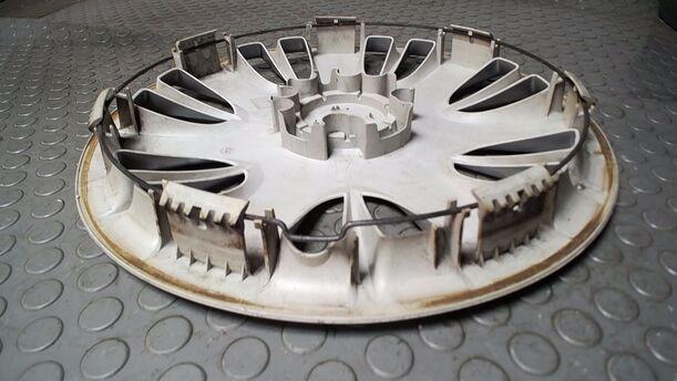 Foto: EINZELNE RADKAPPE/ RADDECKEL 15 ZOLL eines Opel Corsa 1.2 16V Cup