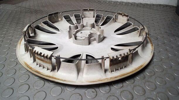 Foto: EINZELNE RADKAPPE/ RADDECKEL 15 ZOLL eines Opel Corsa 1.2 16V Cup