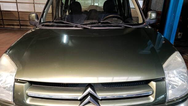 Foto: MOTORHAUBE eines Citroen Berlingo 1.6 HDI Cup