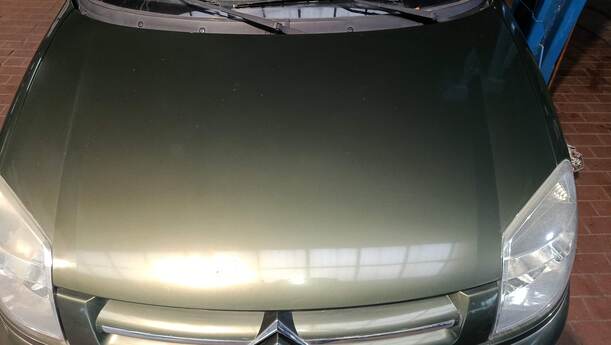Foto: MOTORHAUBE eines Citroen Berlingo 1.6 HDI Cup