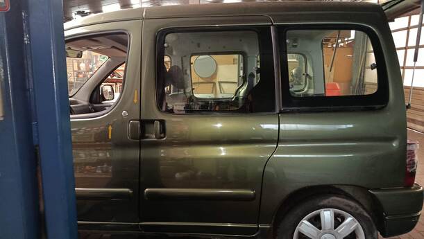 Foto: SCHIEBETÜR LINKS eines Citroen Berlingo 1.6 HDI Cup