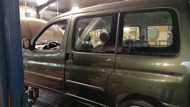 Foto: SCHIEBETÜR LINKS eines Citroen Berlingo 1.6 HDI Cup
