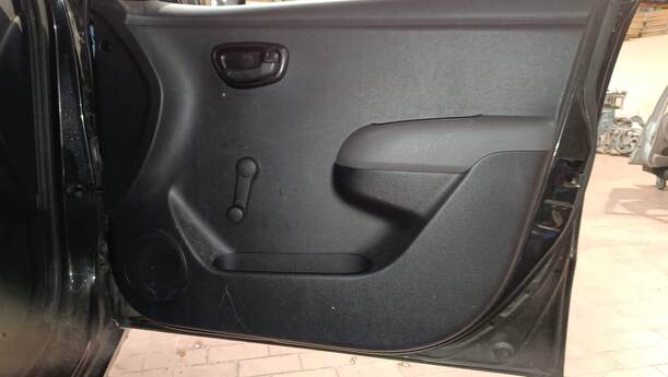 Foto: TÜR VORN RECHTS ( 4/5 TÜRER ) eines Hyundai i10 1.1 Cup
