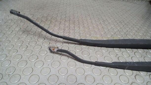 Foto: SCHEIBENWISCHERARME VORN eines Hyundai i10 1.1 Cup