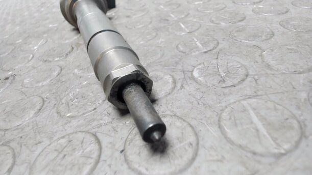 Foto: EINSPRITZDÜSE / EINSPRITZVENTIL eines BMW 320d DPF Touring Aut. Cup