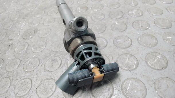 Foto: EINSPRITZDÜSE / EINSPRITZVENTIL eines BMW 320d DPF Touring Aut. Cup