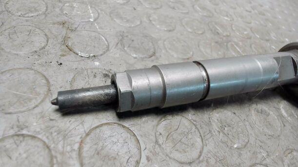 Foto: EINSPRITZDÜSE / EINSPRITZVENTIL eines BMW 320d DPF Touring Aut. Cup