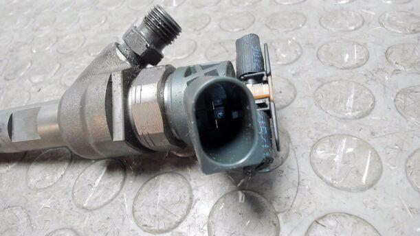 Foto: EINSPRITZDÜSE / EINSPRITZVENTIL eines BMW 320d DPF Touring Aut. Cup