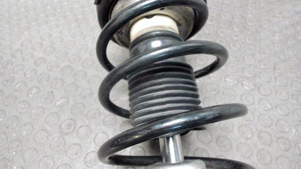 Foto: FEDERBEIN VORNE RECHTS eines BMW 320d DPF Touring Aut. Cup