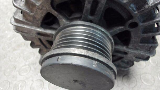 Foto: LICHTMASCHINE / GENERATOR  VALEO eines BMW 320d DPF Touring Aut. Cup