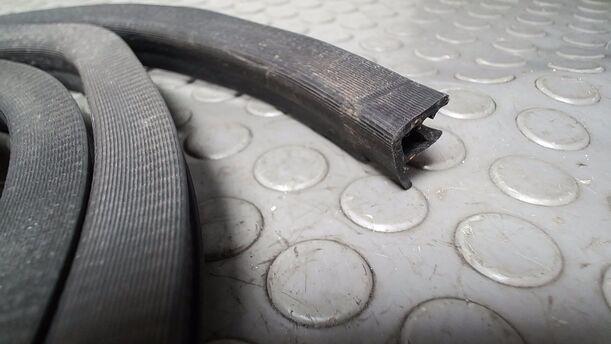 Foto: TÜRDICHTUNG VORN LINKS ( 4/5 Türer ) eines Hyundai i10 1.1 Cup