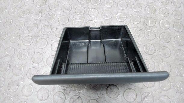Foto: ASCHENBECHER VORN eines VW Golf Cabrio 1.8