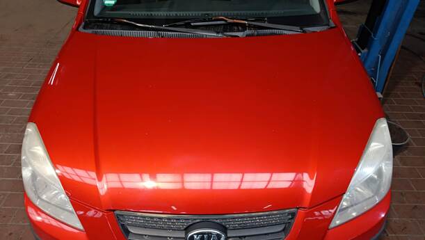 Foto: MOTORHAUBE eines Kia Rio 1.6