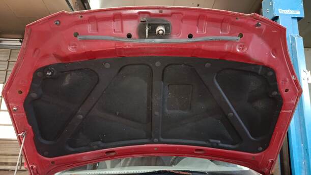 Foto: MOTORHAUBE eines Kia Rio 1.6