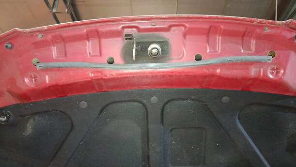 Foto: MOTORHAUBE eines Kia Rio 1.6
