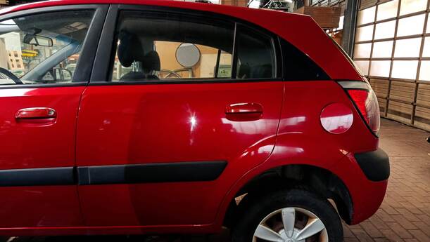Foto: TÜR HINTEN LINKS eines Kia Rio 1.6