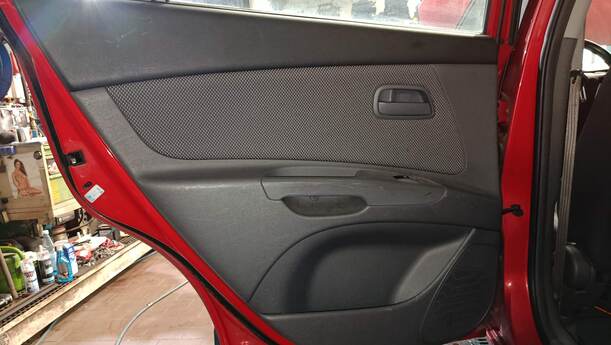 Foto: TÜR HINTEN LINKS eines Kia Rio 1.6