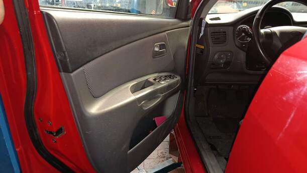 Foto: TÜR VORNE LINKS eines Kia Rio 1.6