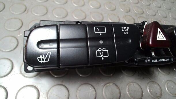 Foto: WARNBLINKSCHALTER/ SCHALTERLEISTE MITTELKONSOLE eines Mercedes-Benz C 220 T CDI