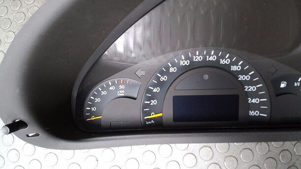 Foto: TACHOEINHEIT/ KOMBIINSTRUMENT eines Mercedes-Benz C 220 T CDI