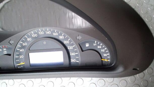 Foto: TACHOEINHEIT/ KOMBIINSTRUMENT eines Mercedes-Benz C 220 T CDI