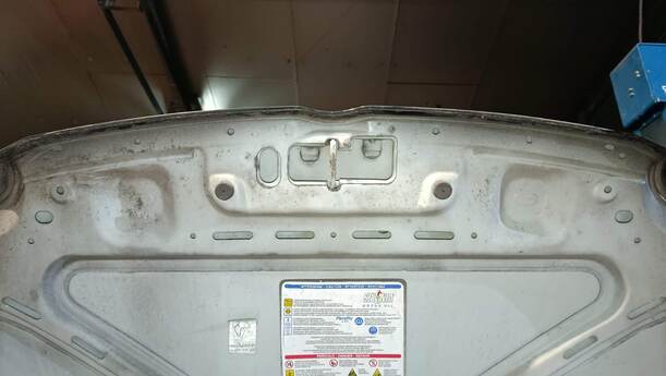 Foto: MOTORHAUBE eines Fiat Panda 1.2