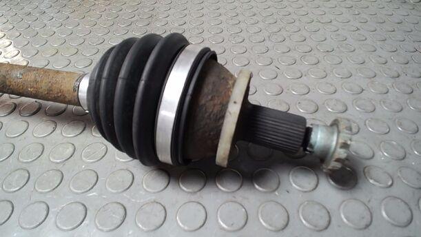 Foto: ANTRIEBSWELLE LINKS ( SCHALTGETRIEBE ) eines VW Polo 1.4 CL