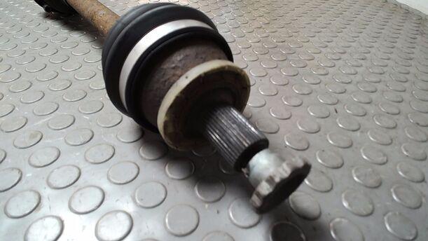 Foto: ANTRIEBSWELLE LINKS ( SCHALTGETRIEBE ) eines VW Polo 1.4 CL