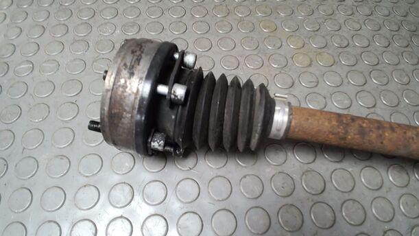 Foto: ANTRIEBSWELLE LINKS ( SCHALTGETRIEBE ) eines VW Polo 1.4 CL