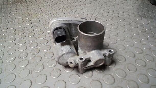 Foto: DROSSELKLAPPENSTUTZEN/ DROSSELKLAPPE eines VW Polo 1.4 CL