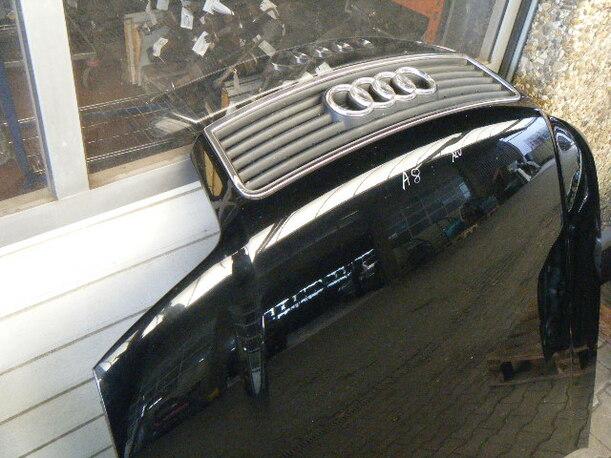 Foto: MOTORHAUBE eines Audi A6 Avant 4.2 quattro