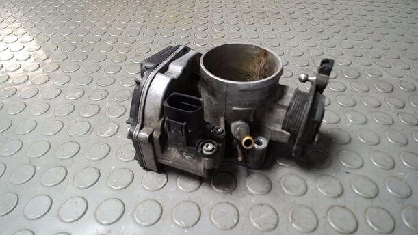 Foto: DROSSELKLAPPENSTUTZEN/ DROSSELKLAPPE eines VW Passat Variant 1.6