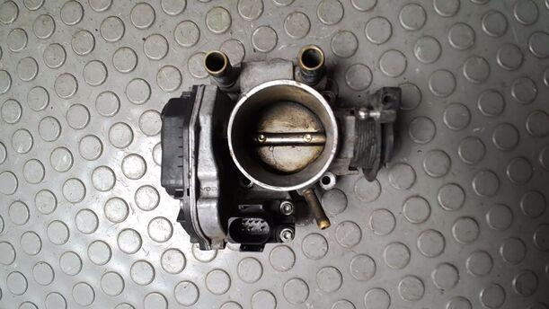 Foto: DROSSELKLAPPENSTUTZEN/ DROSSELKLAPPE eines VW Passat Variant 1.6