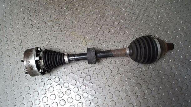 Foto: ANTRIEBSWELLE LINKS ( SCHALTGETRIEBE ) eines VW Passat 2.0 TDI DPF