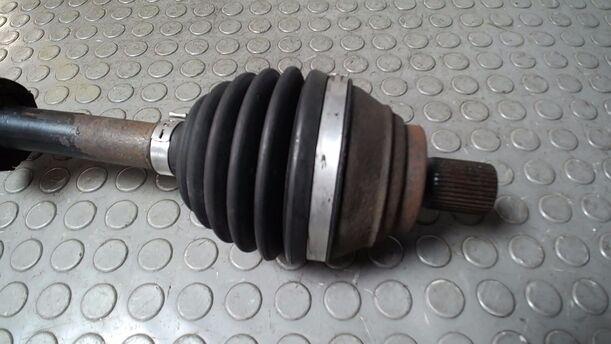 Foto: ANTRIEBSWELLE LINKS ( SCHALTGETRIEBE ) eines VW Passat 2.0 TDI DPF