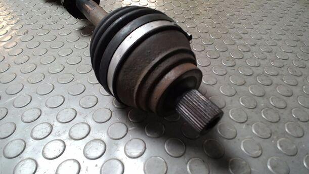 Foto: ANTRIEBSWELLE LINKS ( SCHALTGETRIEBE ) eines VW Passat 2.0 TDI DPF