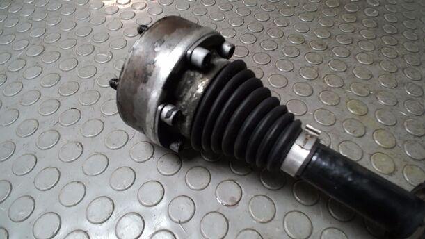 Foto: ANTRIEBSWELLE LINKS ( SCHALTGETRIEBE ) eines VW Passat 2.0 TDI DPF