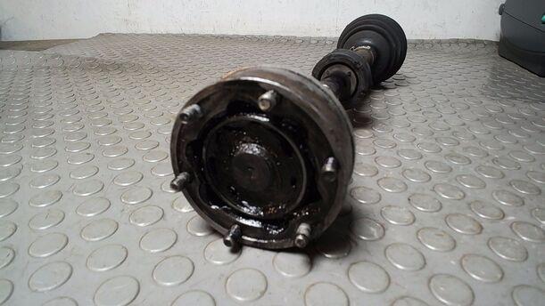 Foto: ANTRIEBSWELLE LINKS ( SCHALTGETRIEBE ) eines VW Passat 2.0 TDI DPF