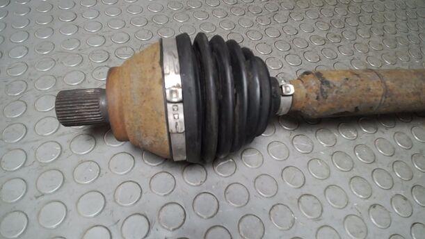 Foto: ANTRIEBSWELLE RECHTS ( SCHALTGETRIEBE ) eines VW Passat 2.0 TDI DPF