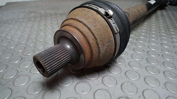Foto: ANTRIEBSWELLE RECHTS ( SCHALTGETRIEBE ) eines VW Passat 2.0 TDI DPF